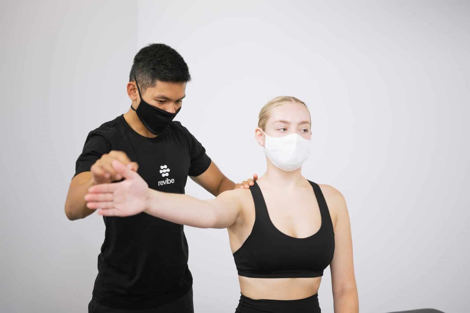 Mississauga 2 Massage therapist giving therapeutic massage and physiotherapy.